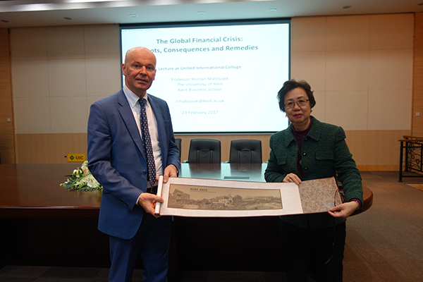 Matousek Talk Souvenir Presentation by Prof. Cho Photo by Sherry Wang